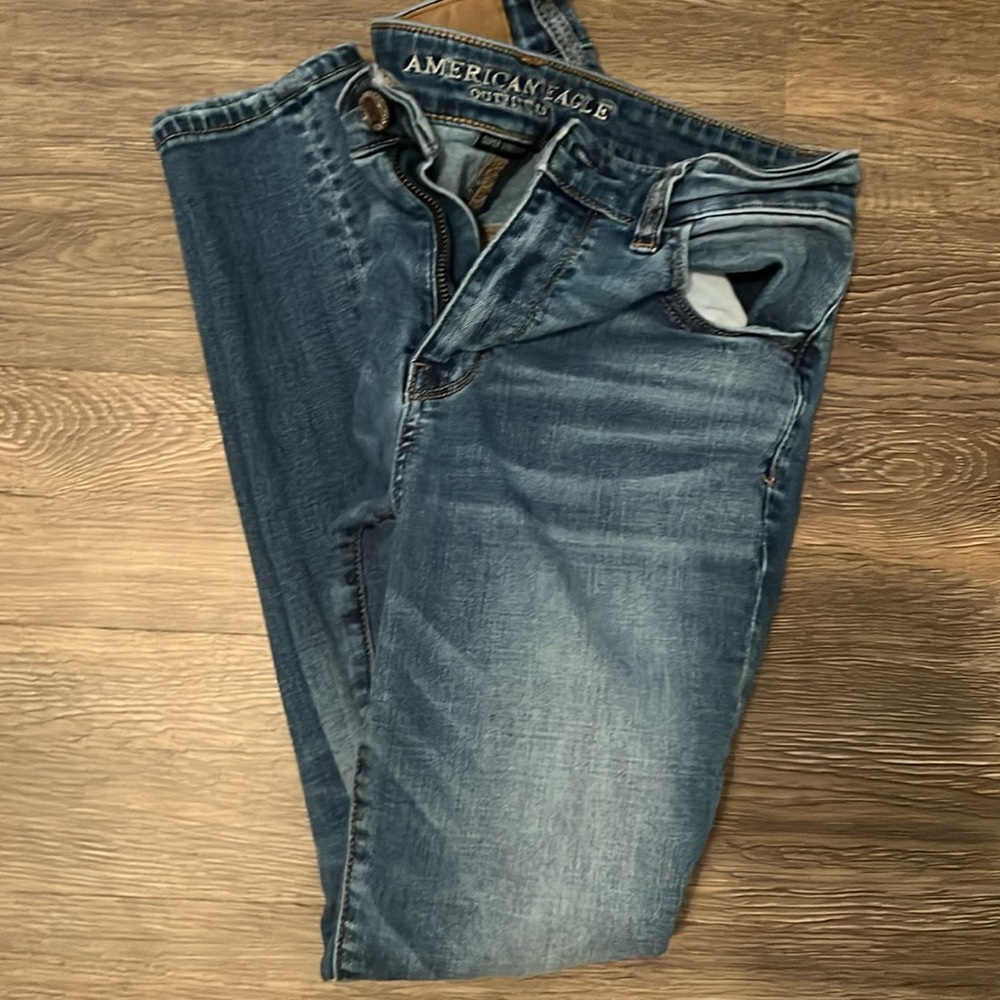 Pre loved 🌶️🫶🏼 condition. American 🇺🇸 eagle 🦅 size 4 short light wash.